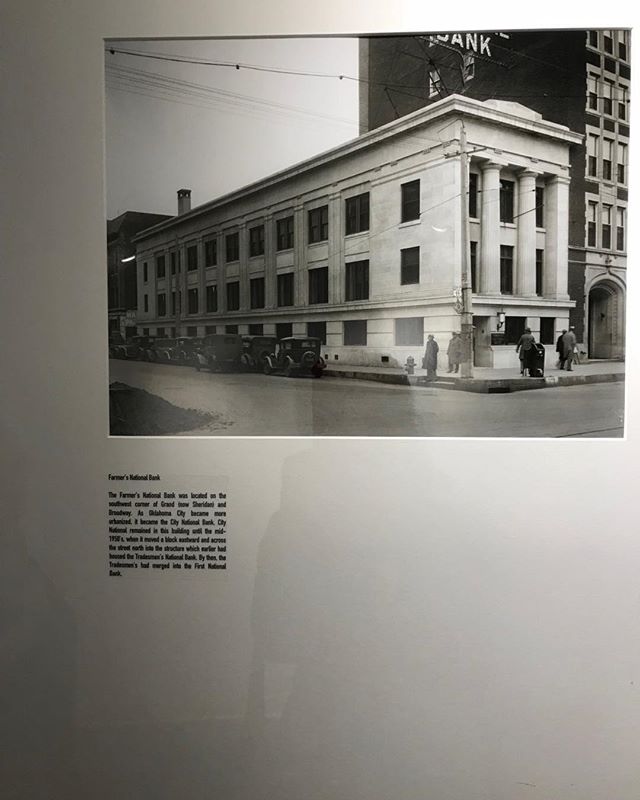 A picture of an old building in the middle of a city.
